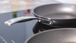 Le Creuset Koekenpannenset Les Forgées TNS - ø 24 En 28 Cm - Standaard Anti-aanbaklaag -Cuisine Et Table sfeer 2 7
