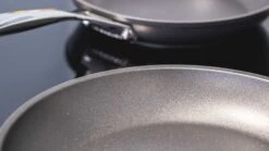 Le Creuset Koekenpannenset Les Forgées TNS - ø 24 En 28 Cm - Standaard Anti-aanbaklaag -Cuisine Et Table sfeer 3 1