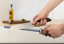 Wusthof Slijpstaaf Keramisch 26 Cm -Cuisine Et Table sharpening 4455 in action