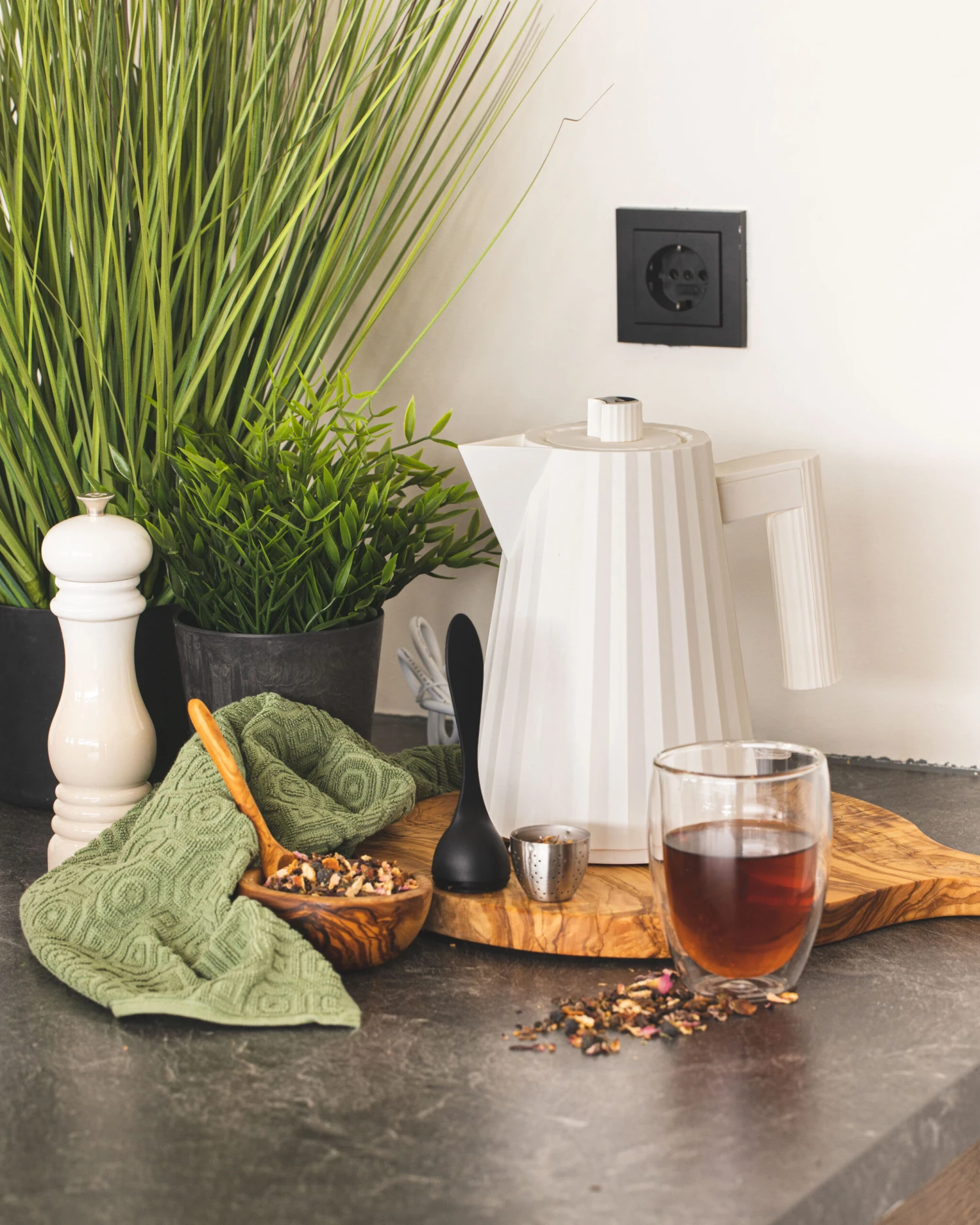 Alessi Waterkoker Plissé - Droogkookbeveiliging - Wit - Michele De Lucchi - 1 Liter - MDL06/1 W 6 Alessi Waterkoker Plissé - Droogkookbeveiliging - Wit - Michele De Lucchi - 1 Liter - MDL06/1 W - Image 4